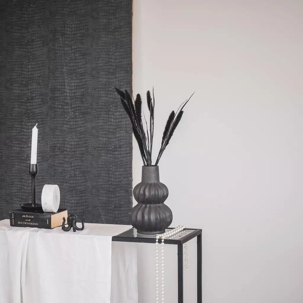 vase-long-gris-mat-interieur