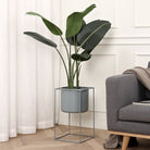 cache-pot-sur-pied-gris